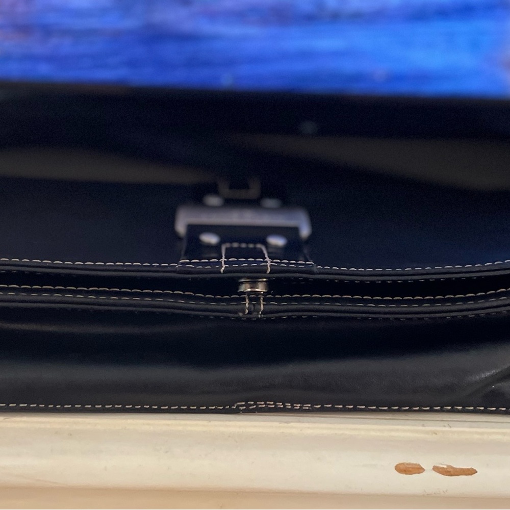 Anne Klein Black Leather Clutch/shoulderbag with Silver Hardware & fabric lining - Picture 8 of 9